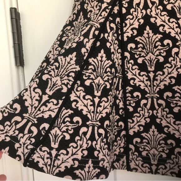 NWOT Joy Joy Sleeveless Black and Bone Damask Pattern Peplum Top - Picture 4 of 5